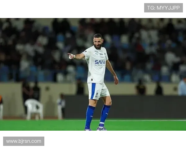 本泽马在皇马体系中的角色演变：从支点到核心